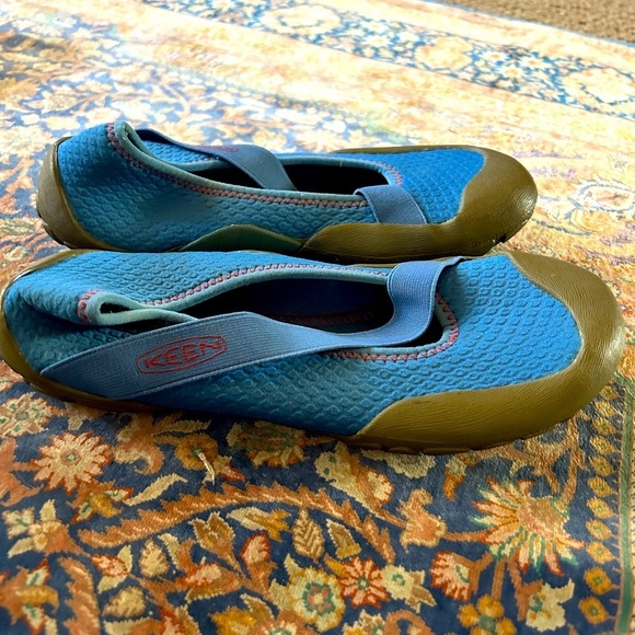 Keen Shoes - GUC Keen water shoes. Blue. Rubber soles. Size 9. Lots of wear left.